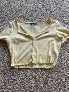 SHEIN Pale Yellow Ribbed Button Crop Top
